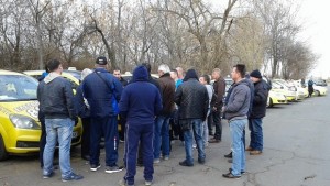 Бургаските таксиджии протестират