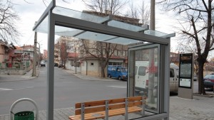 Нов случай на вандалско отношение към автобусна спирка