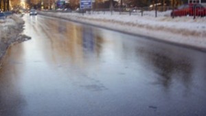 Опесъчават пътищата заради падналия сняг