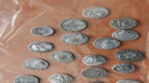 Задържаха старинни монети на границата