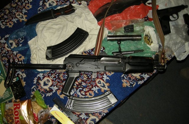 Незаконни оръжия и над 500 боеприпаса откриха полицаи