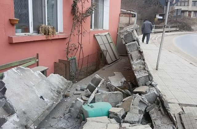 Пиян шофьор помете стена и се спря на сантиметри от къщата в Смолян (СНИМКИ)