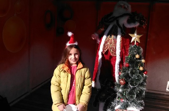 В навечерието на Коледа Весела от Видин подари на децата весело настроение и изненади