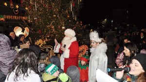 Елхата грейна а Дядо Коледа раздаде подаръци тази вечер