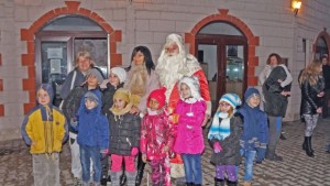 Коледна елха грейна и на Калето