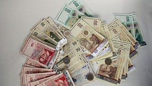 Баба хвърли 3750 евро и 6060 лева на измамници