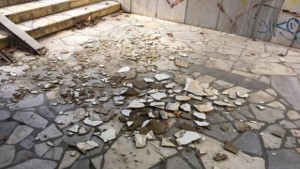 Ученици пресичат неправилно натоварен булевард заради опасни подлези