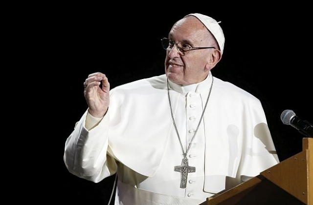 Папата приема пожелания за рождения си ден на седем имейла