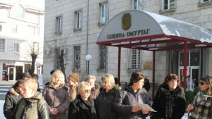 Учители от Омуртаг излязоха на протест
