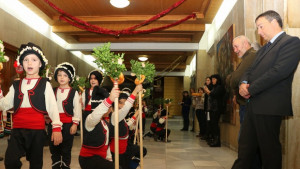 Коледарчета от детска градина Слънчев дом гостуваха в Община Велико