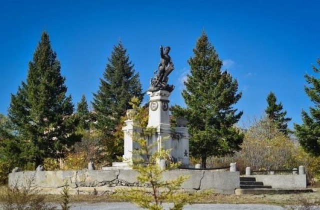 Събраха над 10 000 лева за възстановяване на паметника на Шести артилерийски полк в Сливен