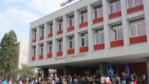 Близо 600 абсолвенти получават дипломите си днес