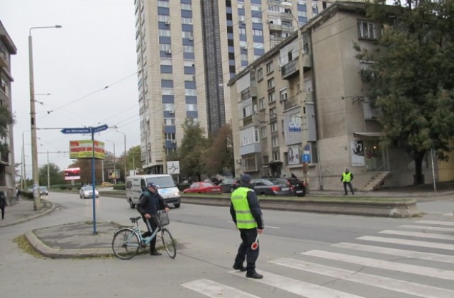 Шофьор помете майка с дете на пешеходна пътека в Поморие