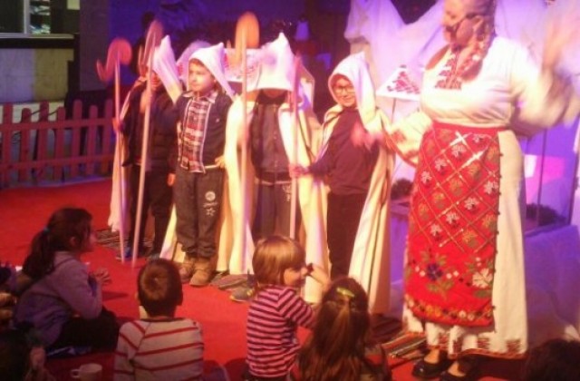 Куклен театър зарадва децата с премиера в „Часът на приказния разказвач“