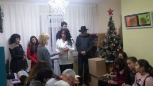 Жените от ВМРО изненадаха с коледни подаръци социалните домове за