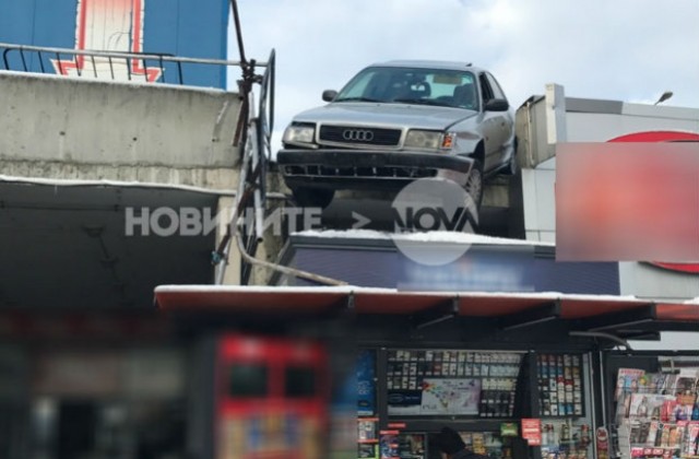 Автомобил падна от паркинг върху будка за вестници, пострадали няма (СНИМКА)