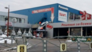 Ауди кацна върху покрив на павилион на Лафка