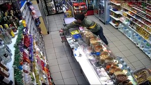 Камера засне нагла кражба от магазин в центъра на Варна