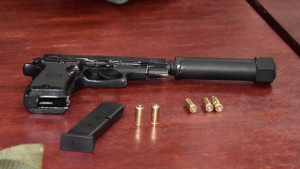 Арестуваха трима души с оръжие и наркотици във Варна