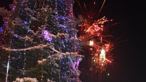 Отличниците на Павликени и кметът запалиха коледните светлини в града