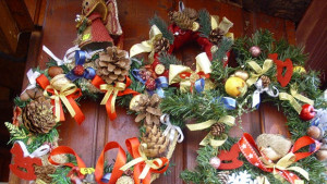 Коледна работилница за сурвакници посреща деца в Общинския съвет в