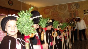 Коледарчета от детска градина Слънчев дом посетиха Областна администрация