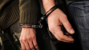 Задържаха полицай и четирима мъже с наркотици