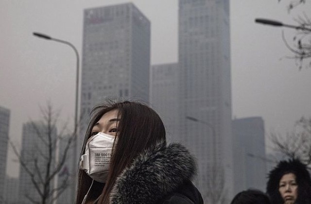 Властите в Пекин спряха работата на стотици заводи заради червен код за мръсен въздух