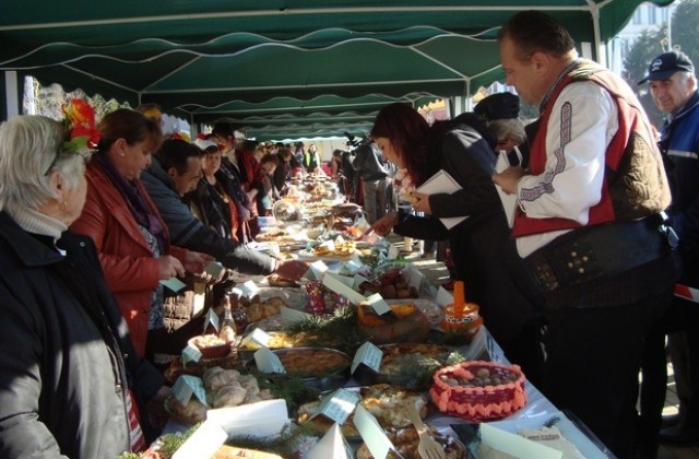 Коледна трапеза и фест на коледари в Димитровград
