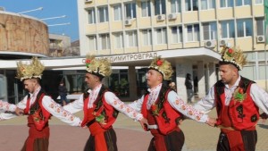 12 коледарски групи нарекоха берекет и късмет за Димитровград