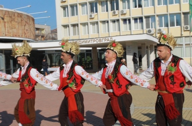 12 коледарски групи нарекоха берекет и късмет за Димитровград