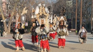 С кукерски ритуал откриха изложение на вино в Търговище