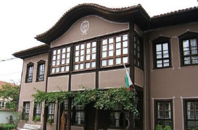 Коледни работилнички припомнят как се прави традиционна сурвачка