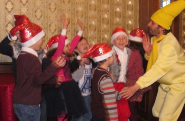 Талантливи деца с „Коледна приказка“ за пловдивчани и пазарджиклии