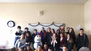 Оригинален Снежен човек предлагат на Коледен базар ученици