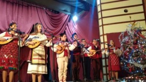 В Баня отбелязаха идващите празници с голям коледен концерт
