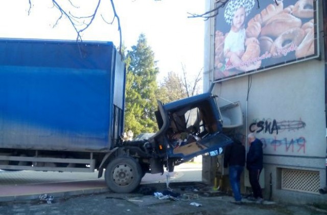 Камион се вряза в инсталация за газ в Казанлък (СНИМКИ)