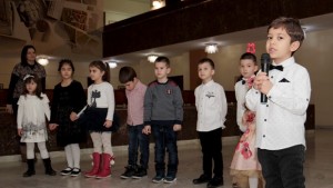 Малчуганите от детска градина Камбанка първи поздравиха общинарите за празниците