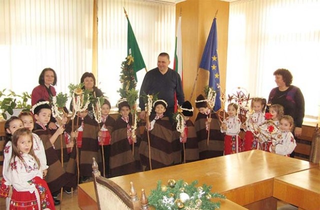 Деца от две детски градини в Разград посетиха кмета