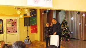 Торта и играчки от общината за децата от Център Емилиян