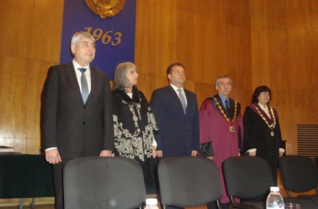 Маргарита Попова връчи дипломите на абсолвентите от Стопанския факултет