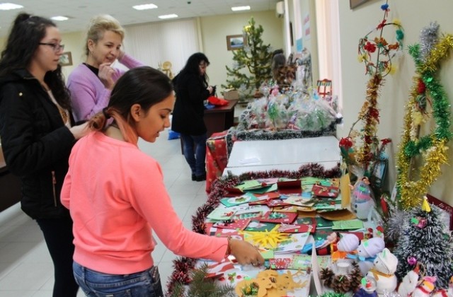 Коледен благотворителен базар в областната управа помага за 7-годишната Ели
