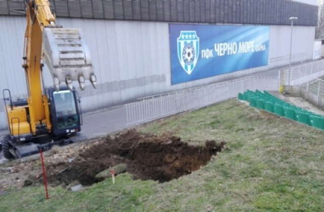 Започна ремонтът на стадион „Тича” (СНИМКИ)