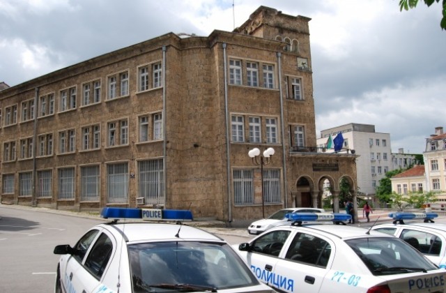 Задигнаха валута и накити при пладнешки обир в кв. Боян Българанов