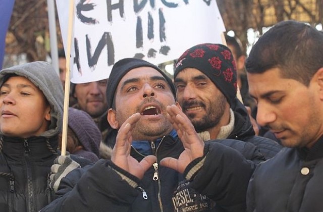 Роми на протест, искат узаконяване на къщите (СНИМКИ)