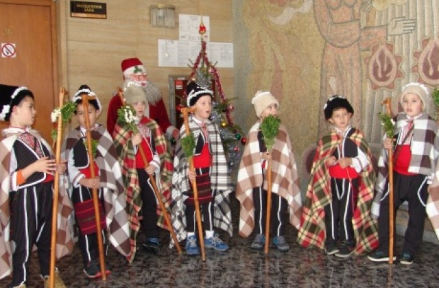 Коледари гостуваха на Игнажден в Областна администрация