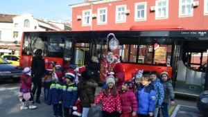Коледен автобус зарадва стотици великотърновски деца
