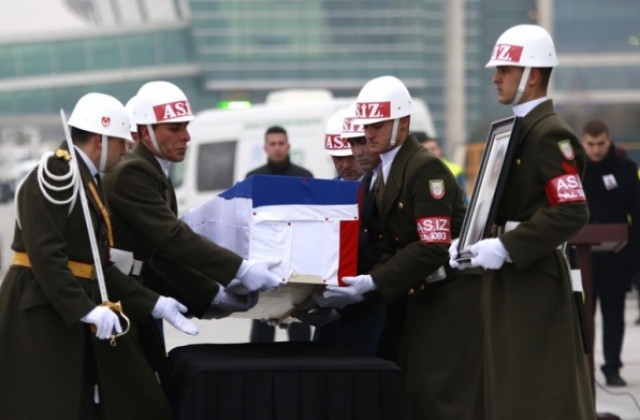Ковчегът с тялото на убития в Анкара руски посланик вече е в Москва