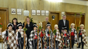 Коледари от ОУ Петко Р Славейков гостуваха в Община Велико