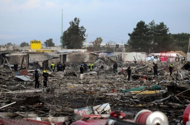 Близо 30 души загинаха при експлозия на пазар за фойерверки в Мексико (СНИМКИ/ВИДЕО)